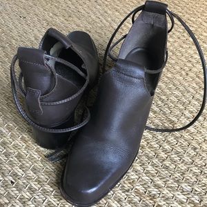 Vintage brown leather lace around booties! So 8.5